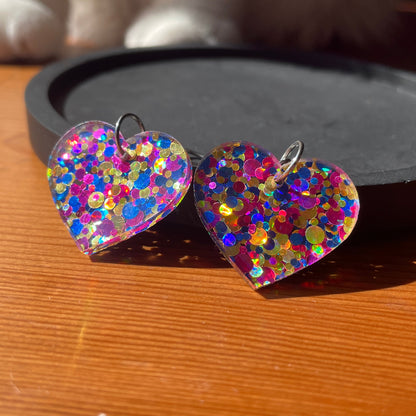 Petites boucles d'oreilles coeurs pendantes en acrylique à pois bleus, jaunes et roses