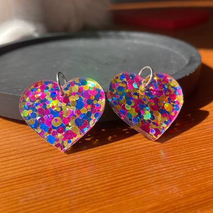 Petites boucles d'oreilles coeurs pendantes en acrylique à pois bleus, jaunes et roses