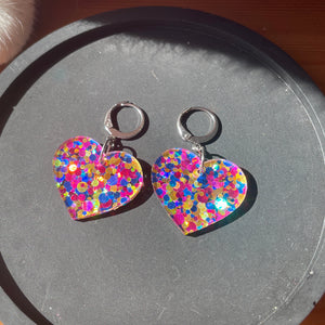 Petites boucles d'oreilles coeurs pendantes en acrylique à pois bleus, jaunes et roses