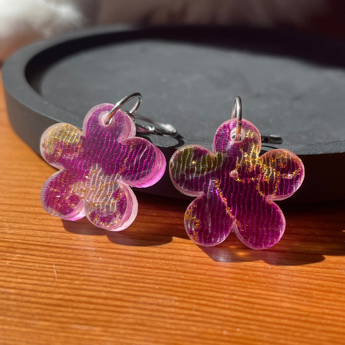Petites boucles d'oreilles fleurs pendantes en acrylique japonaise avec du tissu violet