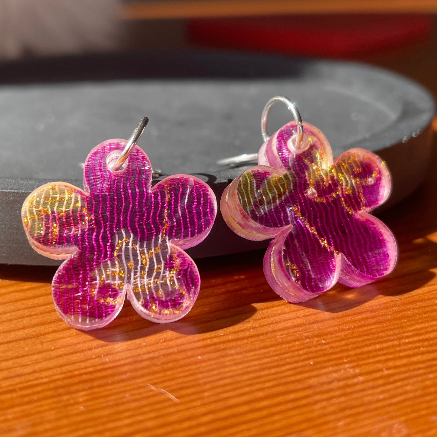 Petites boucles d'oreilles fleurs pendantes en acrylique japonaise avec du tissu violet