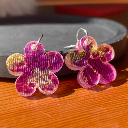 Petites boucles d'oreilles fleurs pendantes en acrylique japonaise avec du tissu violet