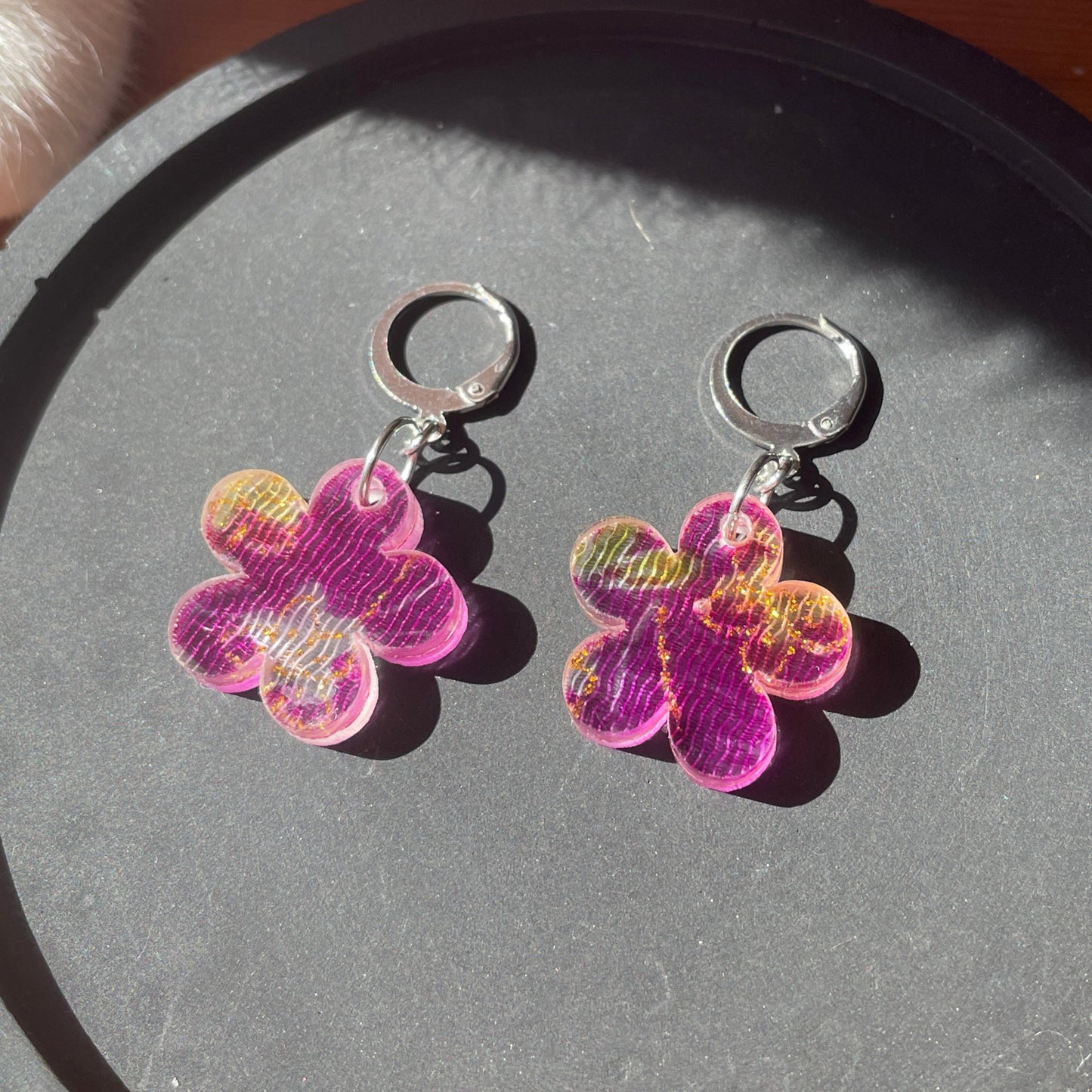 Petites boucles d'oreilles fleurs pendantes en acrylique japonaise avec du tissu violet