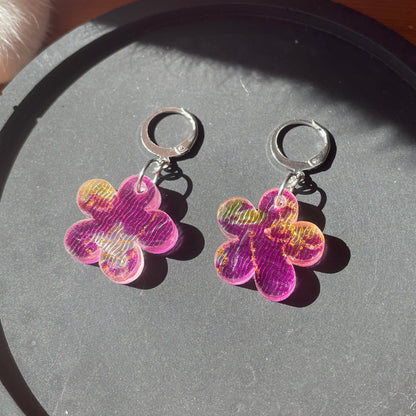 Petites boucles d'oreilles fleurs pendantes en acrylique japonaise avec du tissu violet