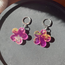 Charger l&#39;image dans la galerie, Petites boucles d&#39;oreilles fleurs pendantes en acrylique japonaise avec du tissu violet