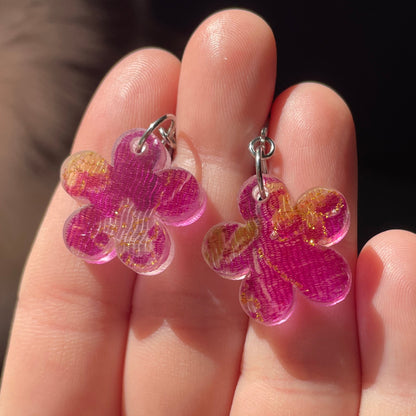 Petites boucles d'oreilles fleurs pendantes en acrylique japonaise avec du tissu violet