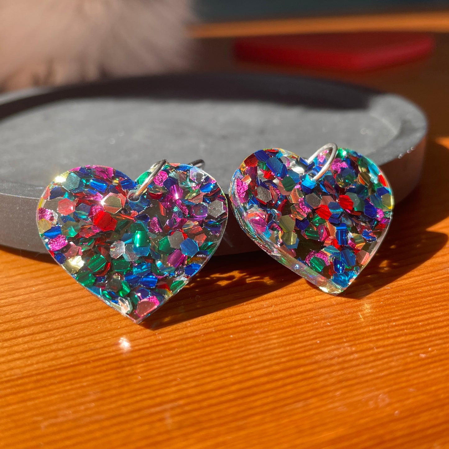 Petites boucles d'oreilles coeurs pendantes en acrylique à gros confettis multicolores