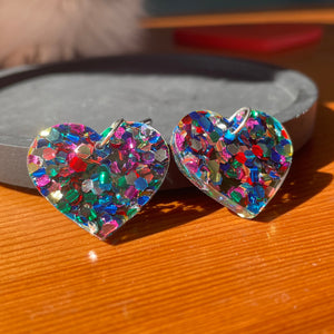 Petites boucles d'oreilles coeurs pendantes en acrylique à gros confettis multicolores