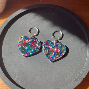 Petites boucles d'oreilles coeurs pendantes en acrylique à gros confettis multicolores