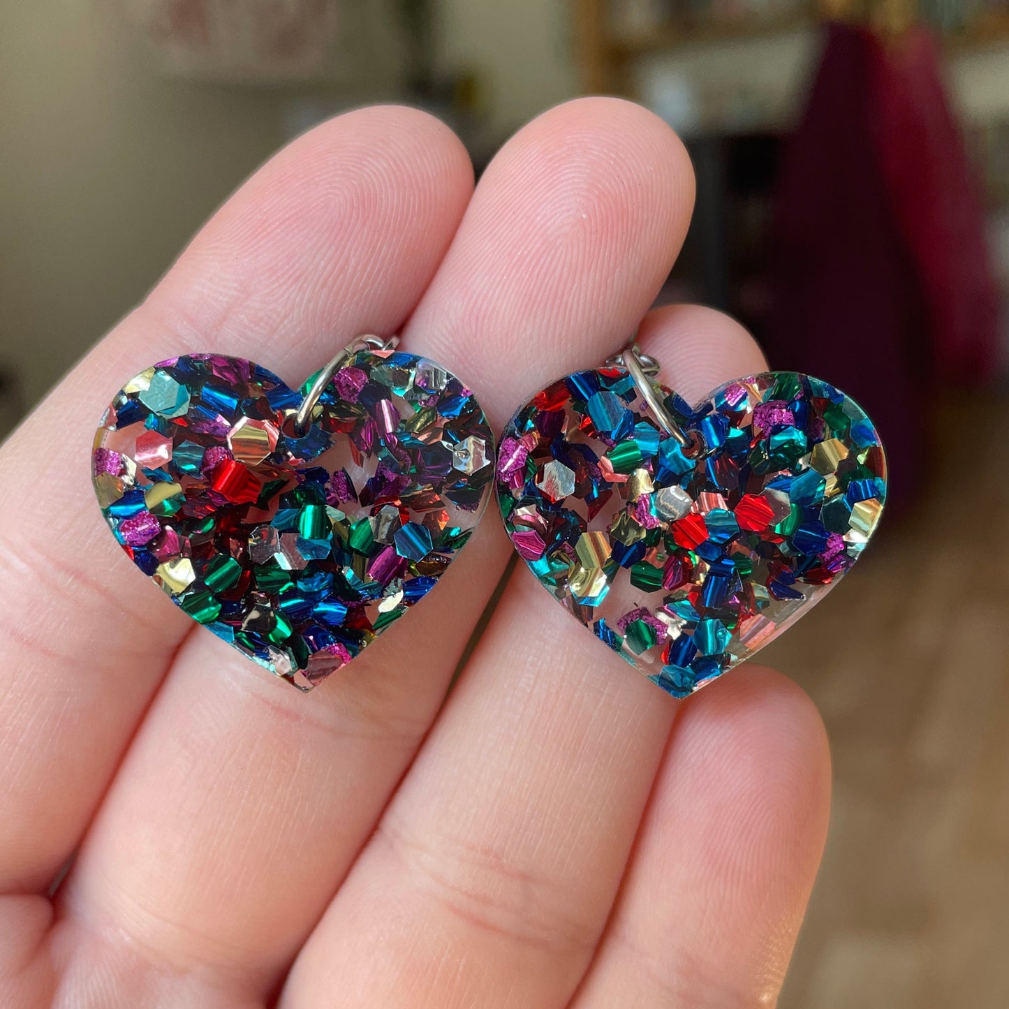 Petites boucles d'oreilles coeurs pendantes en acrylique à gros confettis multicolores