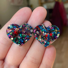Charger l&#39;image dans la galerie, Petites boucles d&#39;oreilles coeurs pendantes en acrylique à gros confettis multicolores