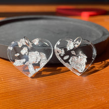 Charger l&#39;image dans la galerie, Petites boucles d&#39;oreilles coeurs pendantes en acrylique transparente avec des éclats de feuilles argentées
