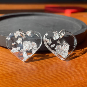 Petites boucles d'oreilles coeurs pendantes en acrylique transparente avec des éclats de feuilles argentées