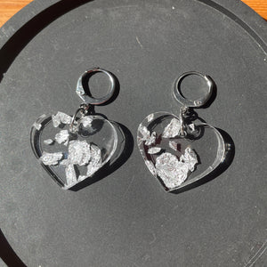 Petites boucles d'oreilles coeurs pendantes en acrylique transparente avec des éclats de feuilles argentées