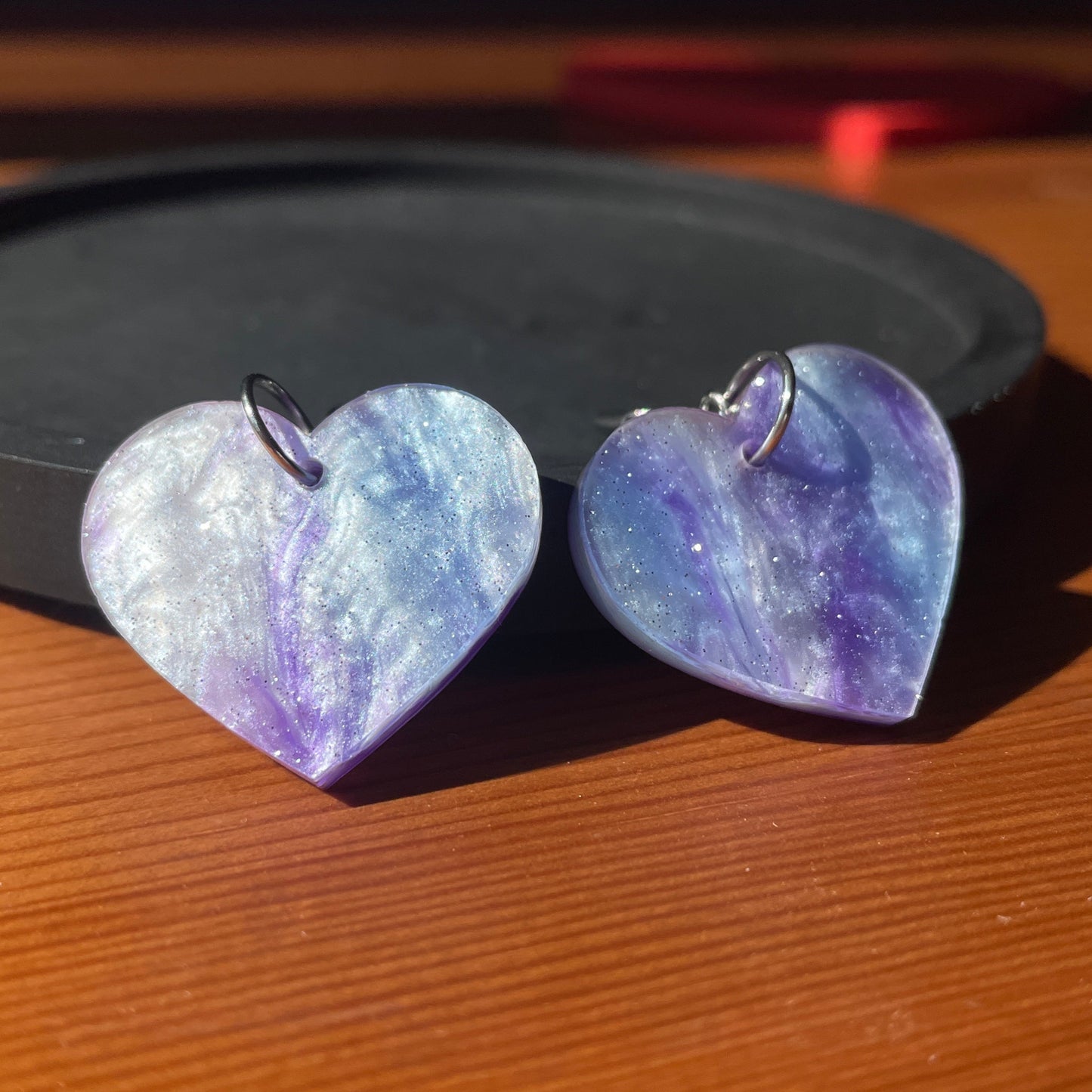 Petites boucles d'oreilles coeurs pendantes en acrylique marbrée bleue et violette à paillettes