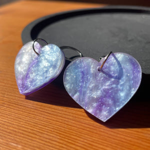 Petites boucles d'oreilles coeurs pendantes en acrylique marbrée bleue et violette à paillettes