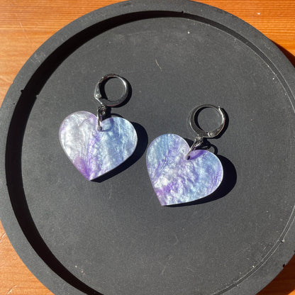 Petites boucles d'oreilles coeurs pendantes en acrylique marbrée bleue et violette à paillettes