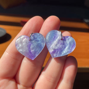 Petites boucles d'oreilles coeurs pendantes en acrylique marbrée bleue et violette à paillettes