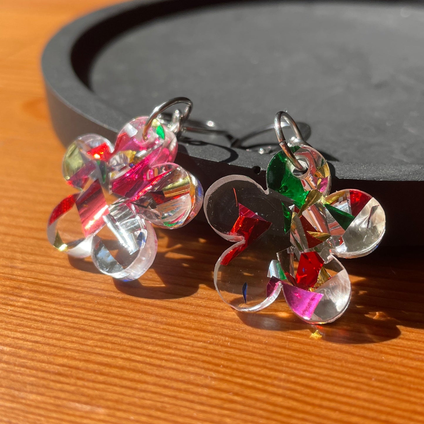 Petites boucles d'oreilles fleurs pendantes en acrylique japonaise transparente avec des confettis multicolores