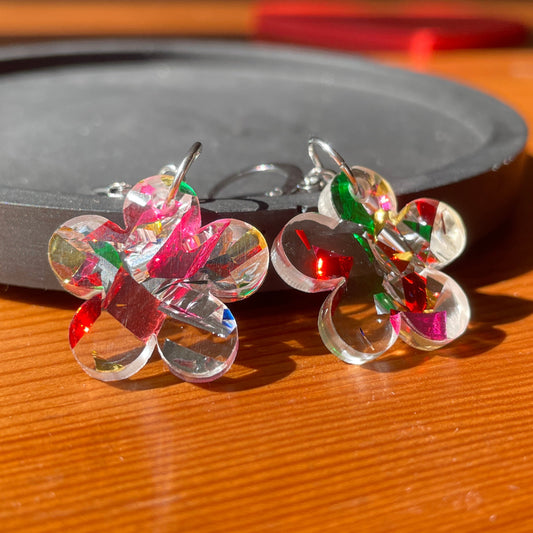 Petites boucles d'oreilles fleurs pendantes en acrylique japonaise transparente avec des confettis multicolores