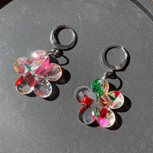 Petites boucles d'oreilles fleurs pendantes en acrylique japonaise transparente avec des confettis multicolores