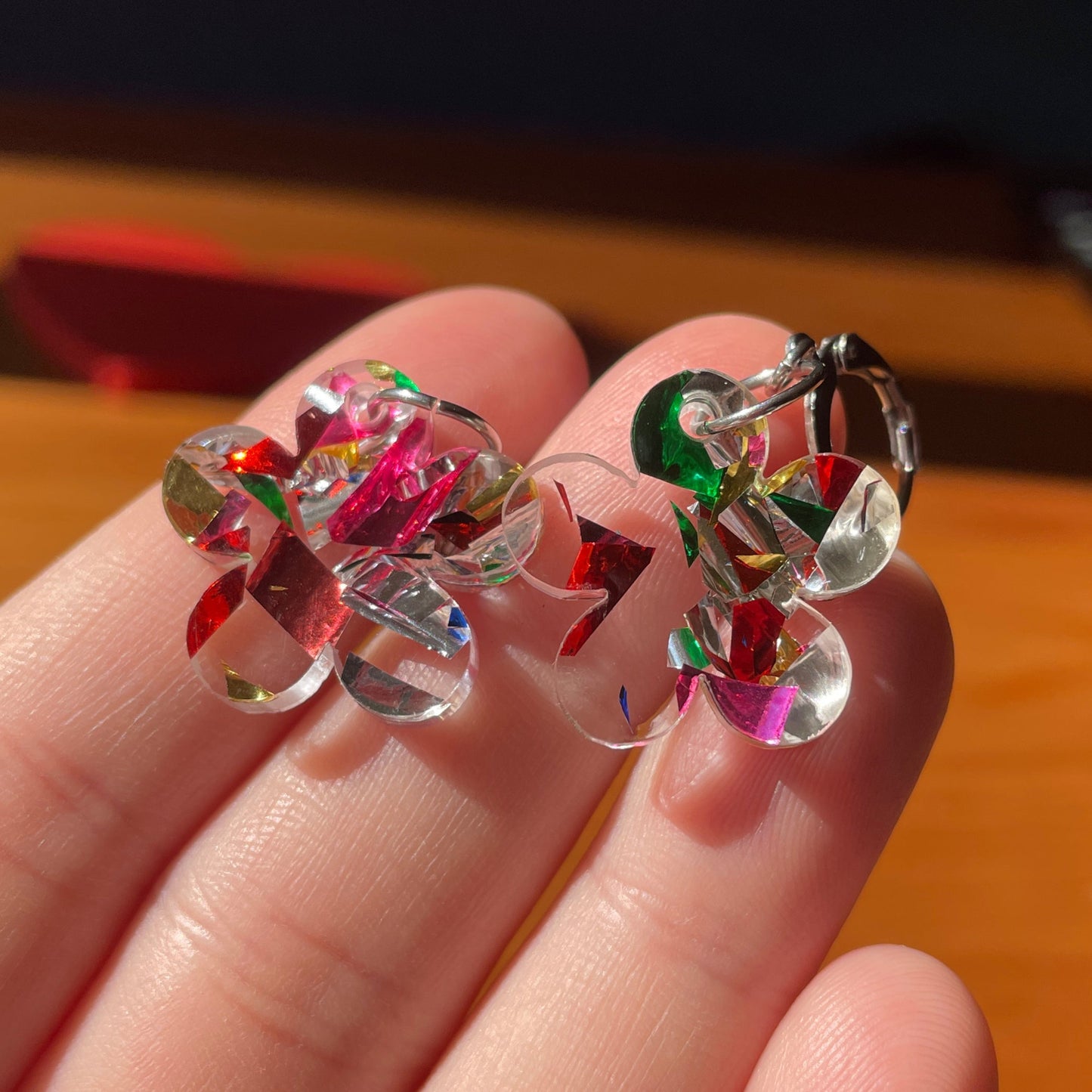 Petites boucles d'oreilles fleurs pendantes en acrylique japonaise transparente avec des confettis multicolores