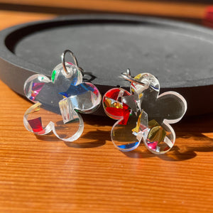 Petites boucles d'oreilles fleurs pendantes en acrylique japonaise transparente avec des confettis multicolores
