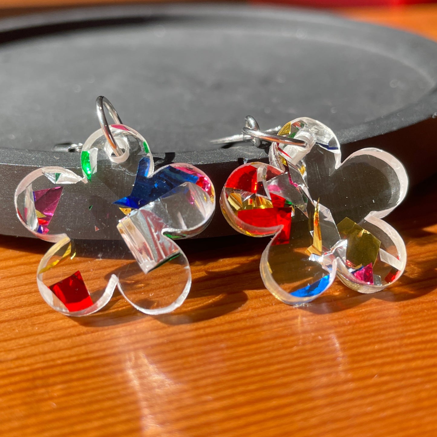 Petites boucles d'oreilles fleurs pendantes en acrylique japonaise transparente avec des confettis multicolores