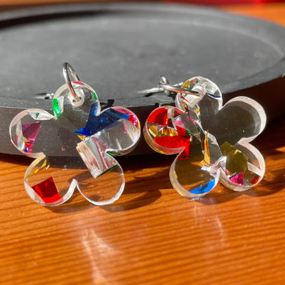 Petites boucles d'oreilles fleurs pendantes en acrylique japonaise transparente avec des confettis multicolores