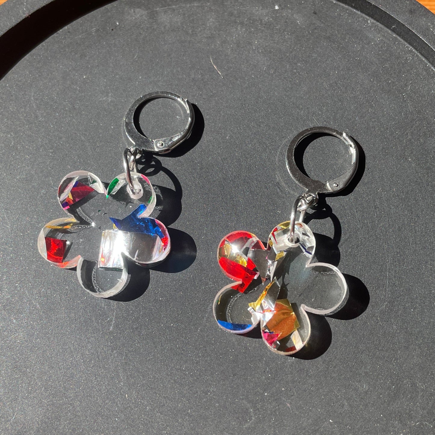 Petites boucles d'oreilles fleurs pendantes en acrylique japonaise transparente avec des confettis multicolores