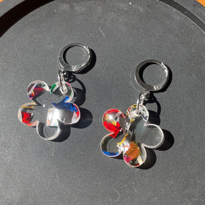 Petites boucles d'oreilles fleurs pendantes en acrylique japonaise transparente avec des confettis multicolores