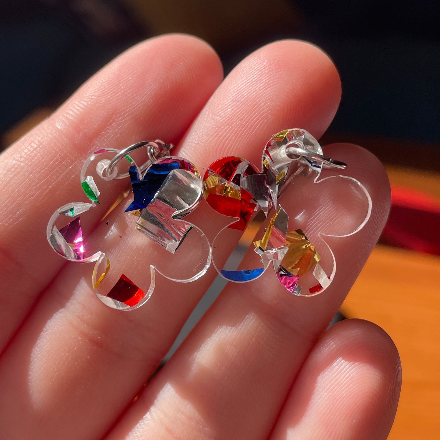 Petites boucles d'oreilles fleurs pendantes en acrylique japonaise transparente avec des confettis multicolores