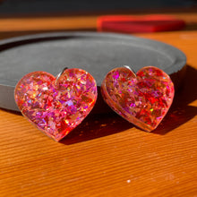 Charger l&#39;image dans la galerie, Petites boucles d&#39;oreilles coeurs pendantes en acrylique à gros confettis rouges et roses