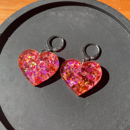 Petites boucles d'oreilles coeurs pendantes en acrylique à gros confettis rouges et roses