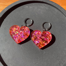 Charger l&#39;image dans la galerie, Petites boucles d&#39;oreilles coeurs pendantes en acrylique à gros confettis rouges et roses