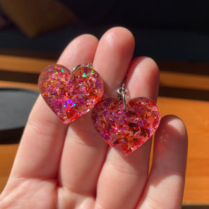 Petites boucles d'oreilles coeurs pendantes en acrylique à gros confettis rouges et roses