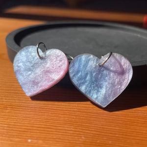Petites boucles d'oreilles coeurs pendantes en acrylique marbrée bleue et rose