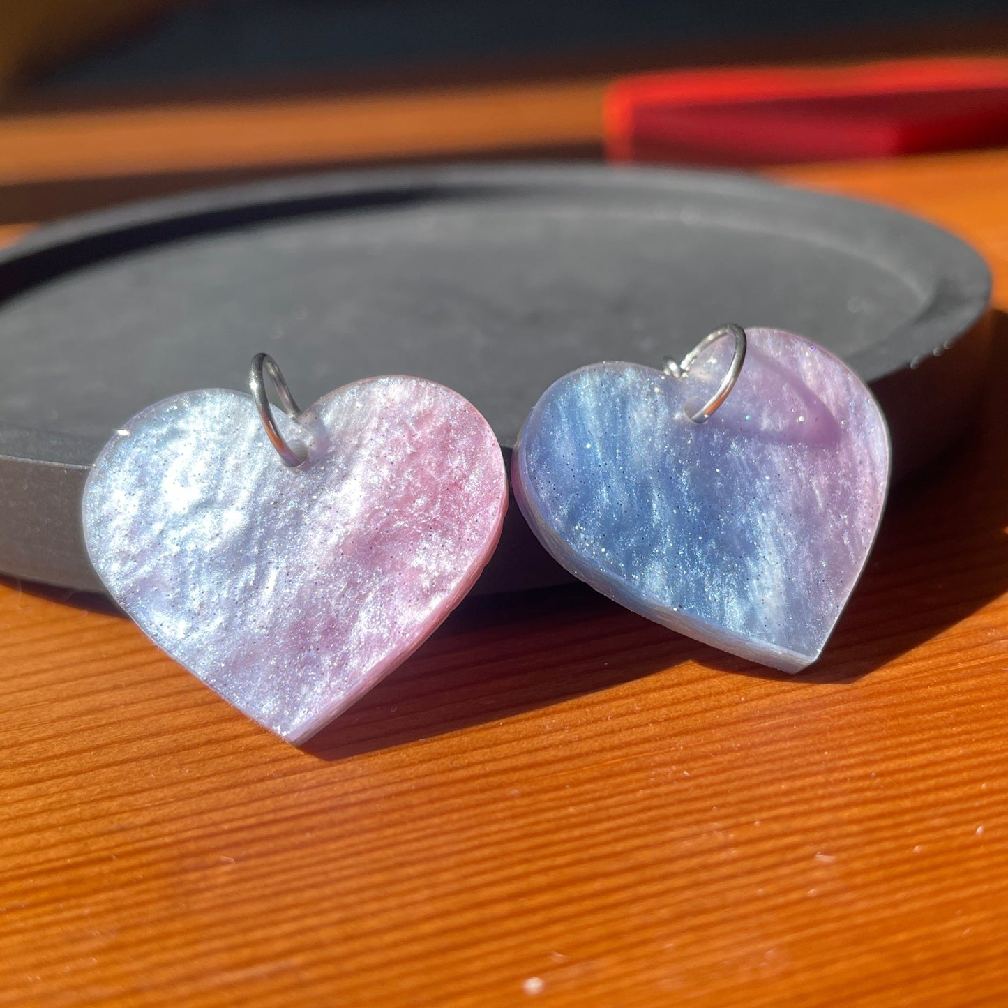 Petites boucles d'oreilles coeurs pendantes en acrylique marbrée bleue et rose
