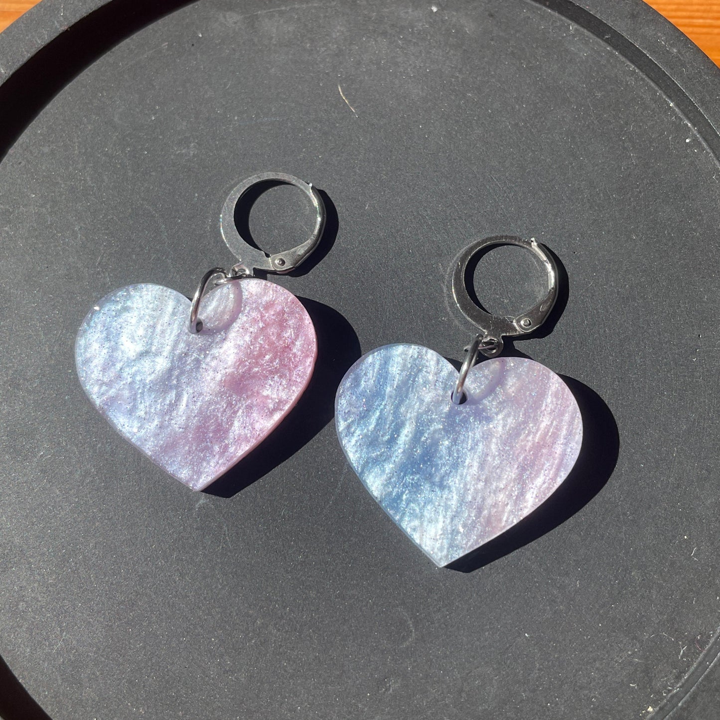 Petites boucles d'oreilles coeurs pendantes en acrylique marbrée bleue et rose