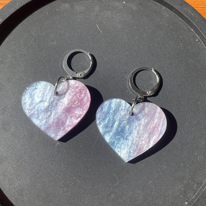 Petites boucles d'oreilles coeurs pendantes en acrylique marbrée bleue et rose