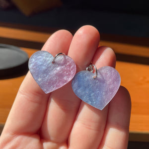 Petites boucles d'oreilles coeurs pendantes en acrylique marbrée bleue et rose