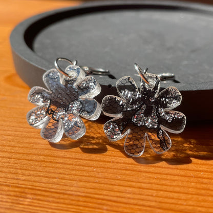 Petites boucles d'oreilles fleurs pendantes en acrylique japonaise avec de la dentelle noire et argentée