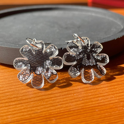 Petites boucles d'oreilles fleurs pendantes en acrylique japonaise avec de la dentelle noire et argentée