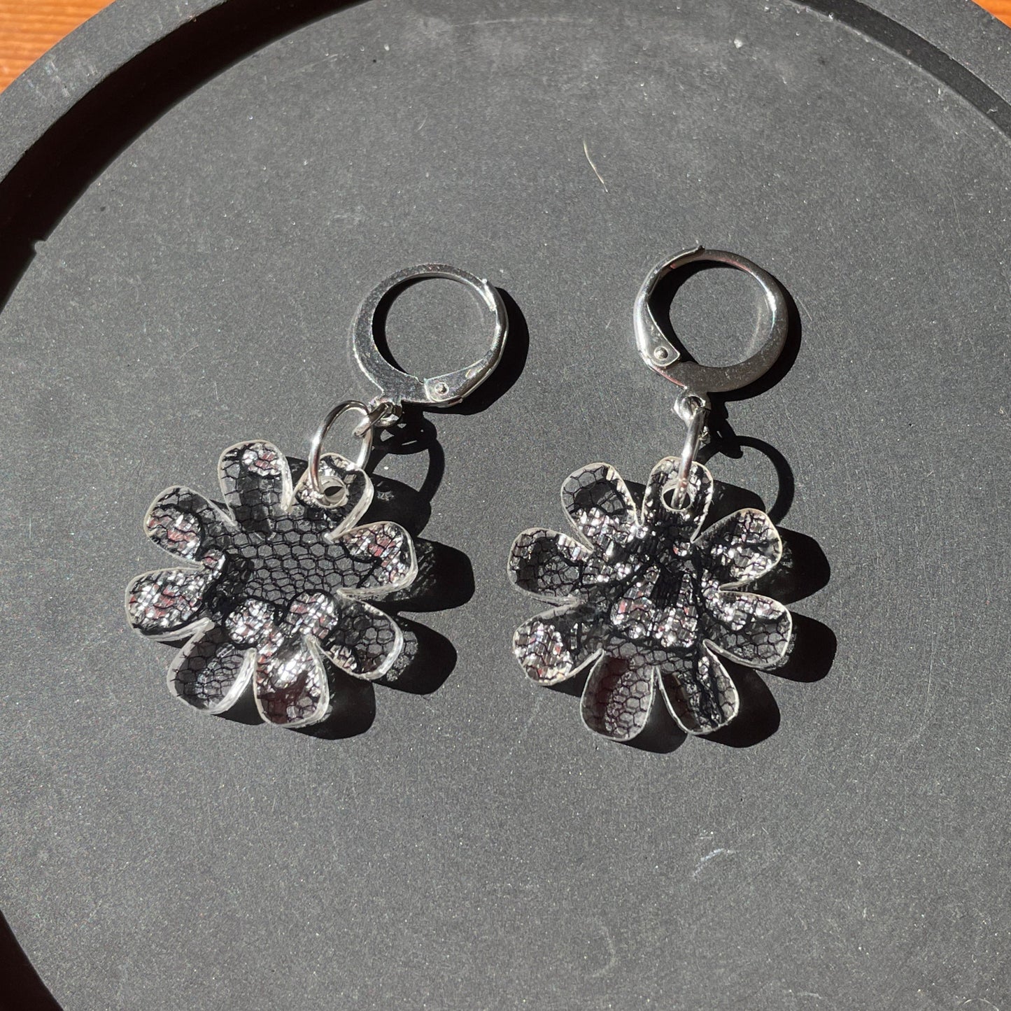 Petites boucles d'oreilles fleurs pendantes en acrylique japonaise avec de la dentelle noire et argentée