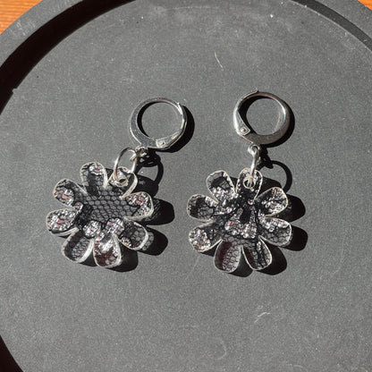 Petites boucles d'oreilles fleurs pendantes en acrylique japonaise avec de la dentelle noire et argentée