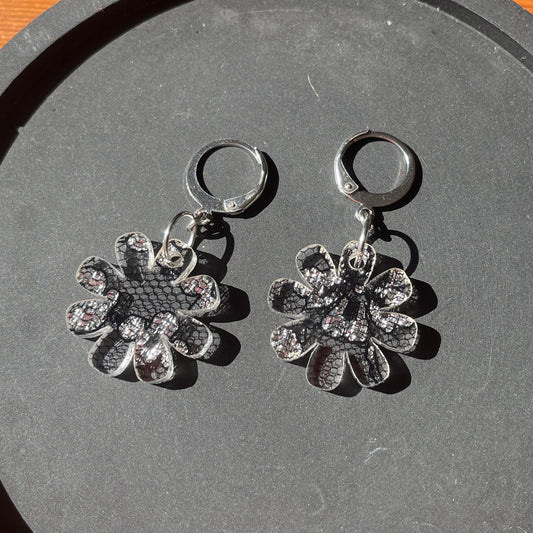 Petites boucles d'oreilles fleurs pendantes en acrylique japonaise avec de la dentelle noire et argentée