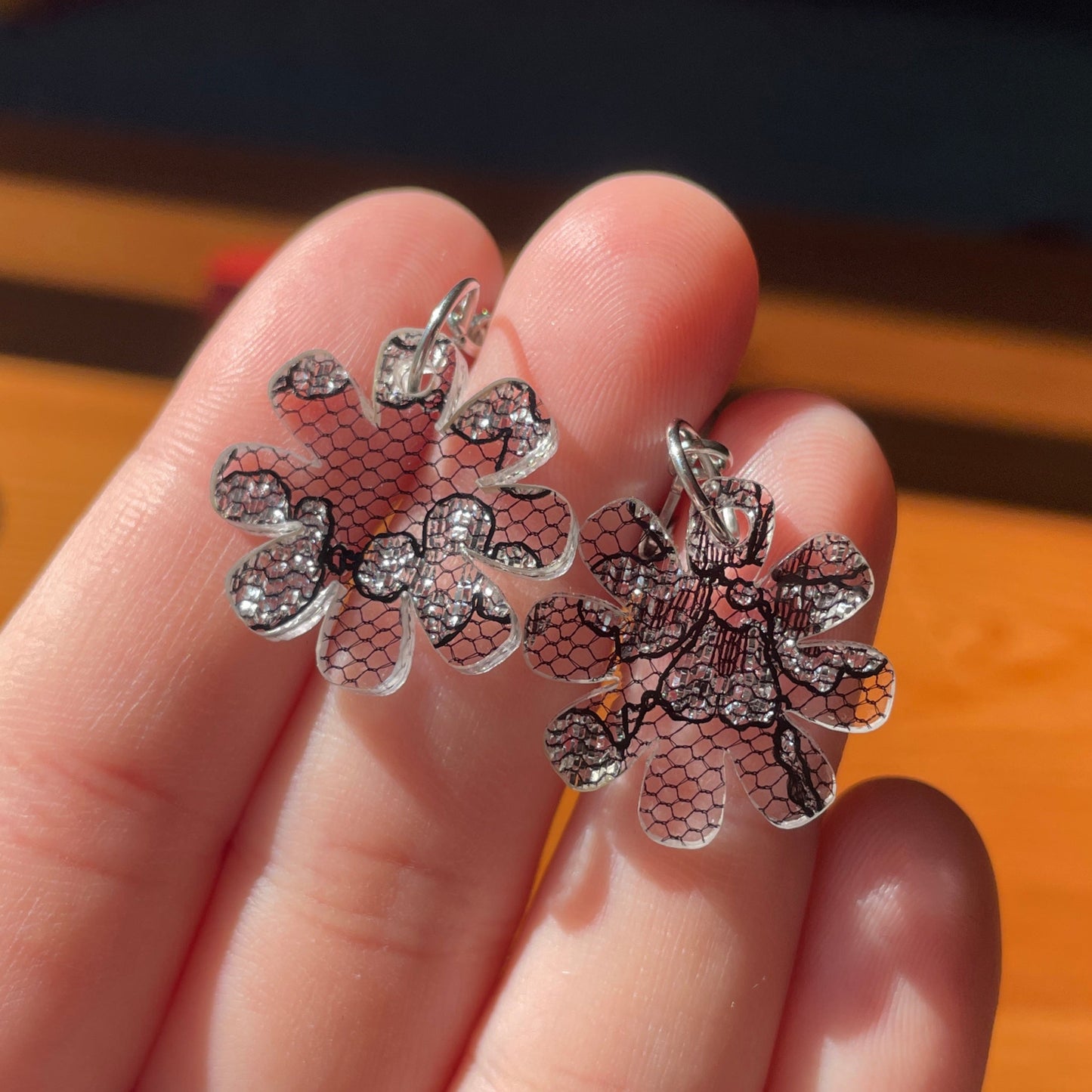 Petites boucles d'oreilles fleurs pendantes en acrylique japonaise avec de la dentelle noire et argentée
