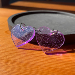 Petites boucles d'oreilles coeurs pendantes en acrylique transparente violette à paillettes
