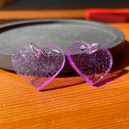 Petites boucles d'oreilles coeurs pendantes en acrylique transparente violette à paillettes