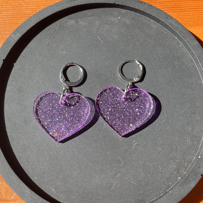 Petites boucles d'oreilles coeurs pendantes en acrylique transparente violette à paillettes